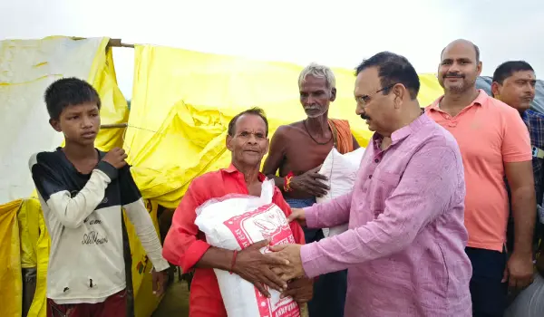 रामनगर में बाढ़ पीड़ितों को राहत, केपी तिवारी ने पांच सौ लोगों को बांटी खाद्य सामग्री